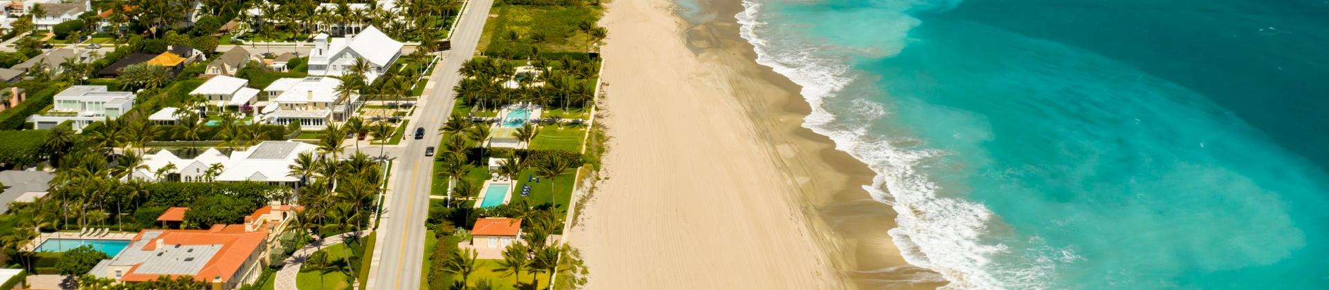 Beach with turquise sea in West Palm Beach in partly cloudy weather