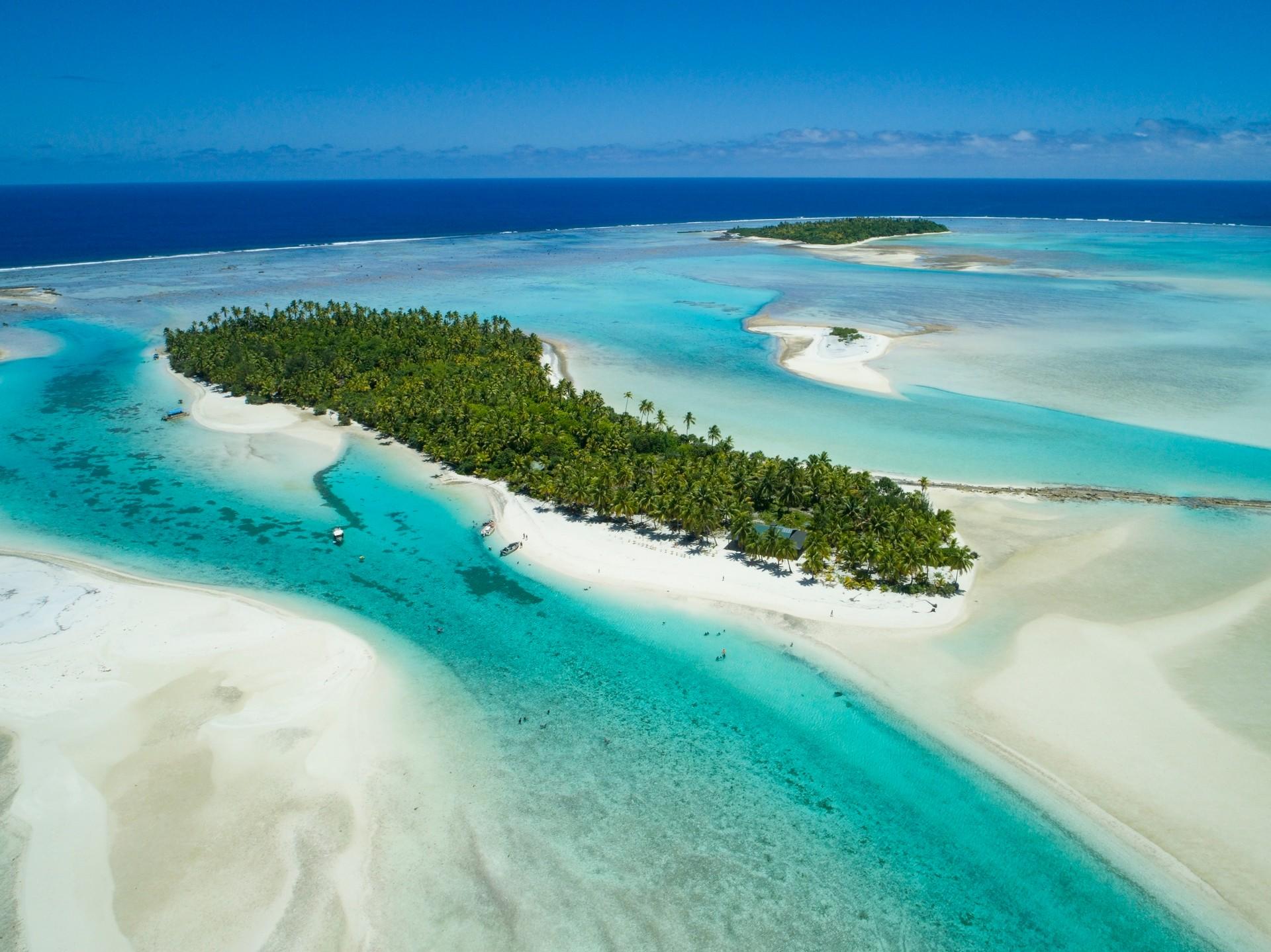 Beach with turquise sea in Aitutaki with nice weather and blue sky