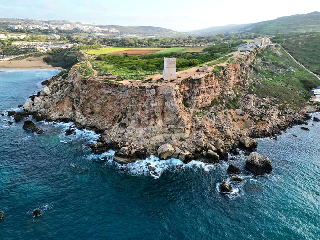 Malta: the rocky cliff between Golden Bay and Riviera Bay.