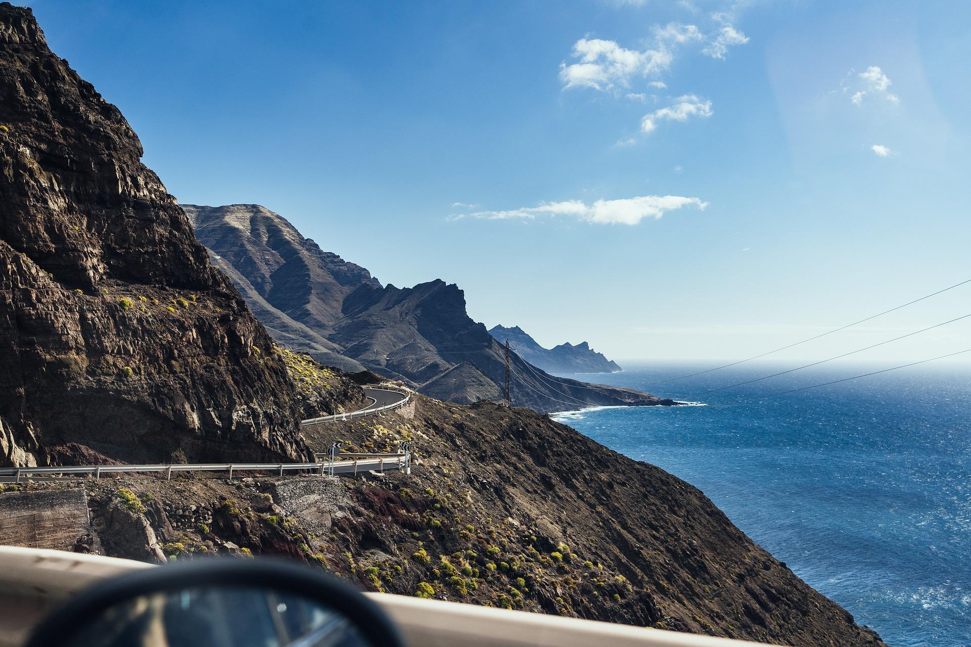 Gran Canaria: roads winding along the rocky coast.