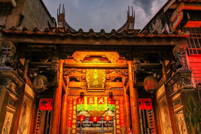 A Taiwanese temple at night