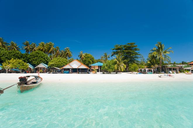 Koh Lipe Thailand: beautiful beach with huts and boats.