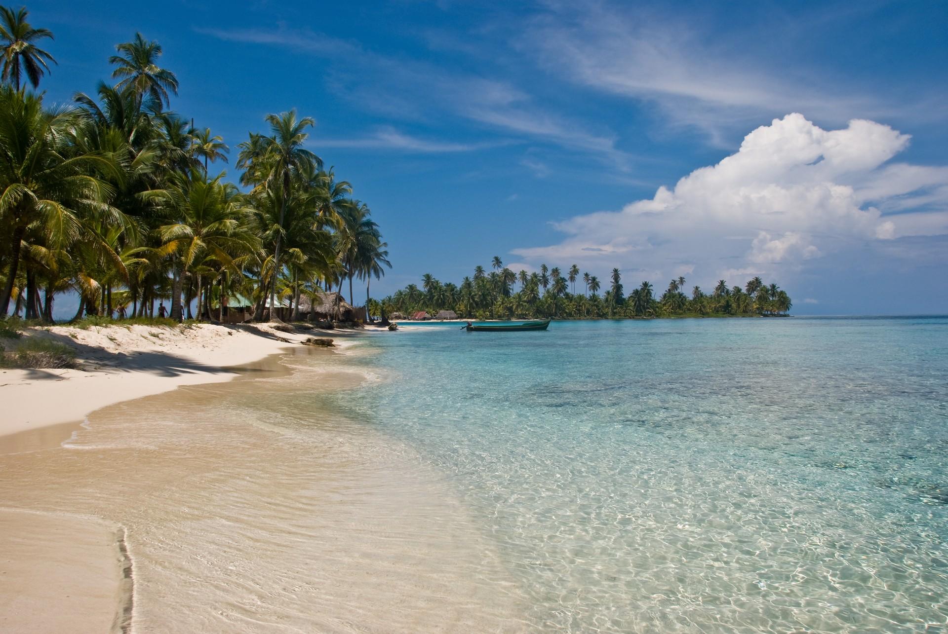 Boat in San Blas in sunny weather with few clouds